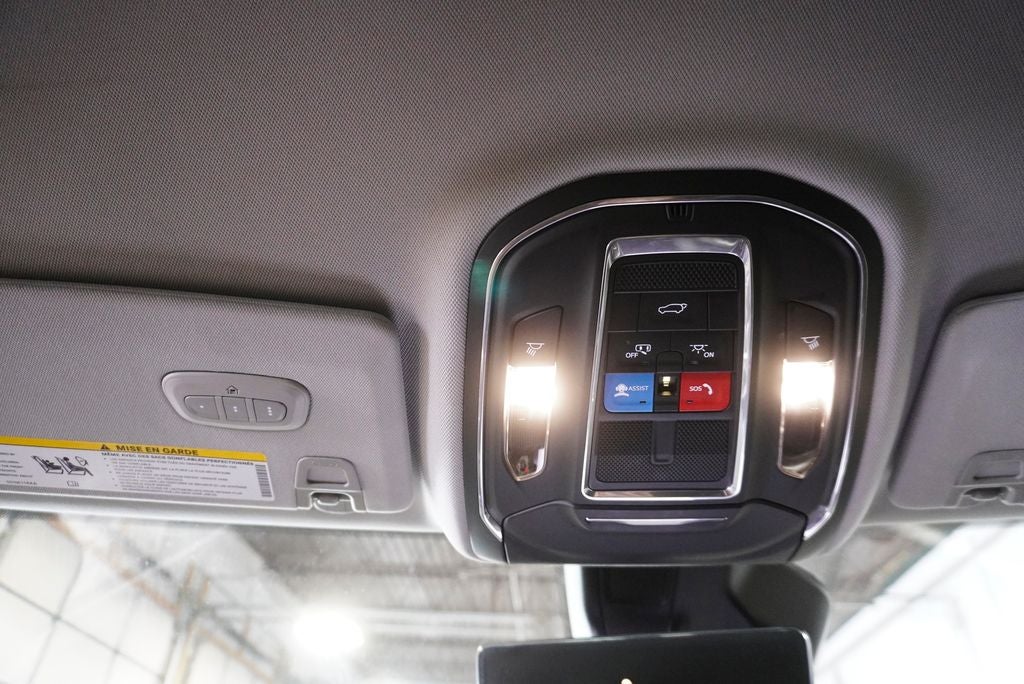 2023 Jeep Grand Cherokee Limited Blackout Package with Navigation