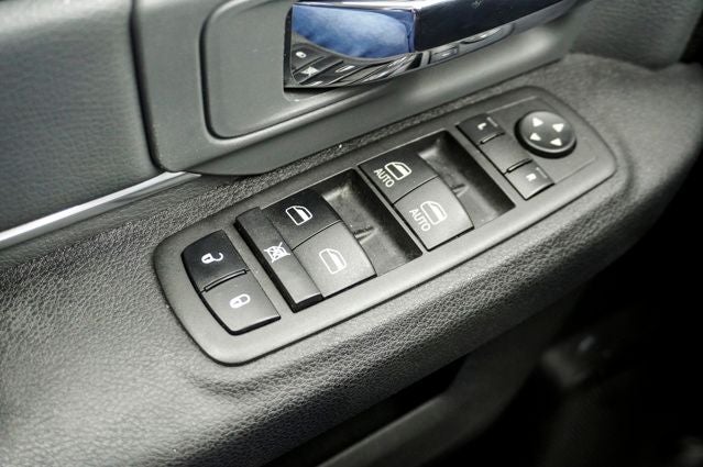 2022 RAM 1500 Classic SLT Apple CarPlay & ParkView Rear Back-Up Camera