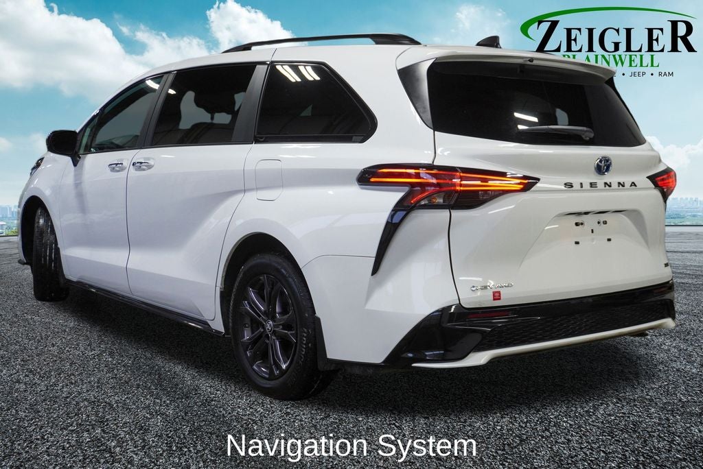 2025 Toyota Sienna XSE Power moonroof & Navigation System