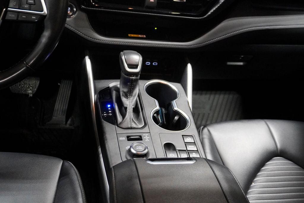 2023 Toyota Highlander XSE Power moonroof & Navigation