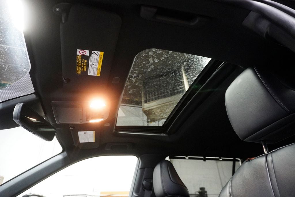 2023 Toyota Highlander XSE Power moonroof & Navigation