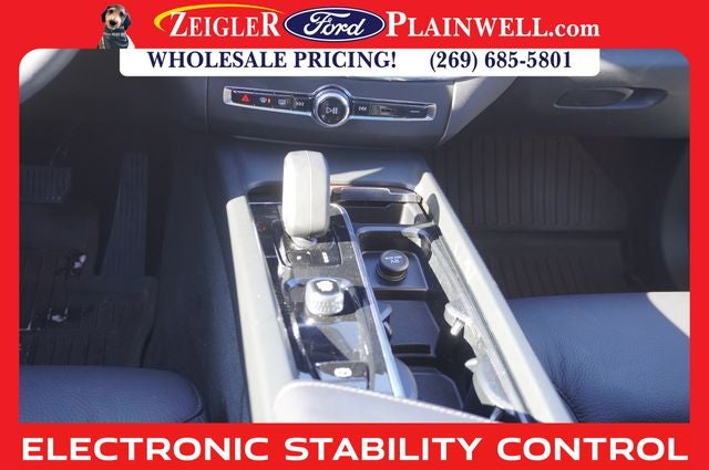 2023 Volvo XC60 Recharge Plug-In Hybrid T8 Plus Dark Theme