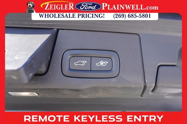 2023 Volvo XC60 Recharge Plug-In Hybrid T8 Plus Dark Theme