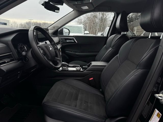 2025 Mitsubishi Outlander Base