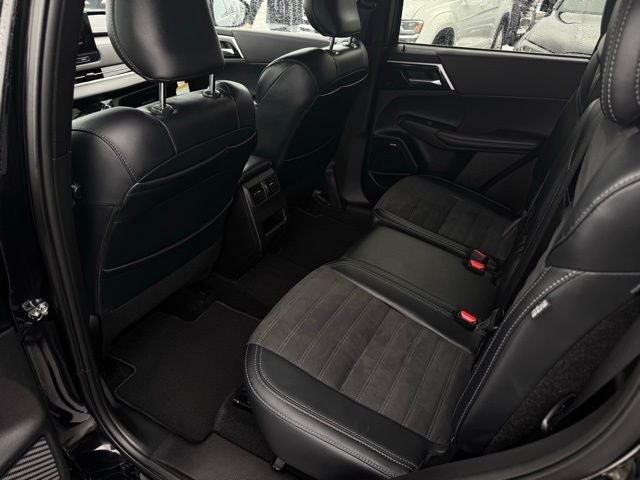 2025 Mitsubishi Outlander Base