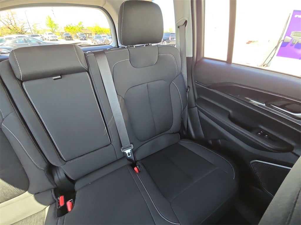 2022 Jeep Grand Cherokee Laredo AWD 4WD