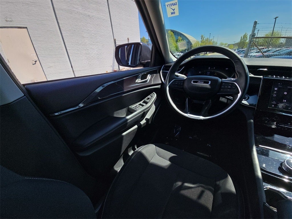 2022 Jeep Grand Cherokee Laredo AWD 4WD