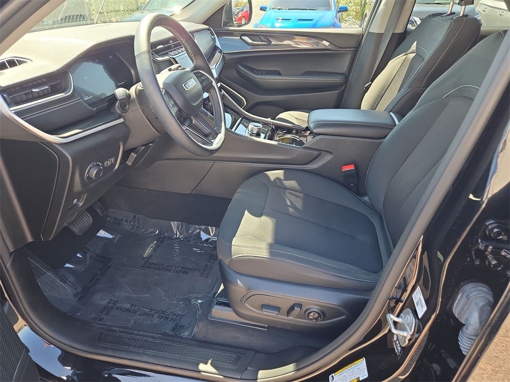 2022 Jeep Grand Cherokee Laredo AWD 4WD